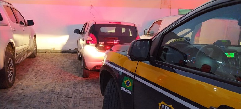 PRF recupera carro com registro de apropriação indébita e detém motorista em Caruaru
