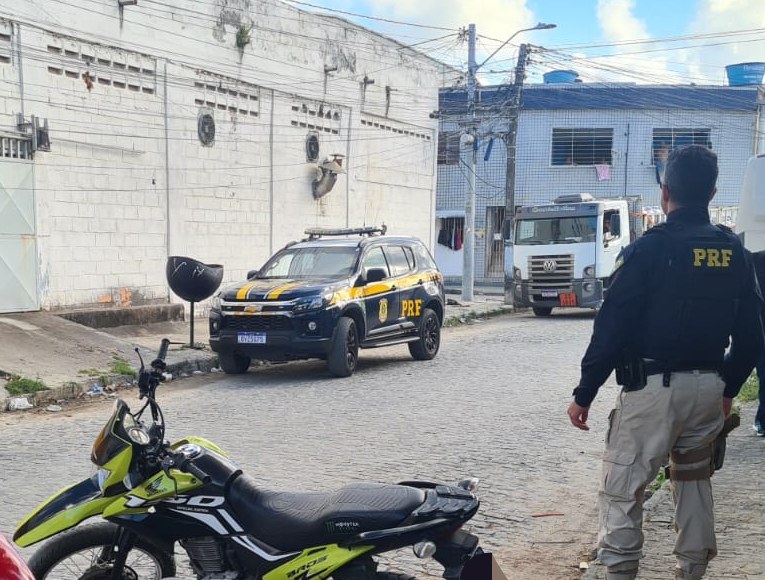 PRF recupera moto furtada logo após o crime em Jaboatão dos Guararapes