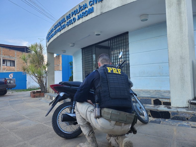 Adolescente de 15 anos é flagrada com motocicleta clonada e sem capacete em Cachoeirinha