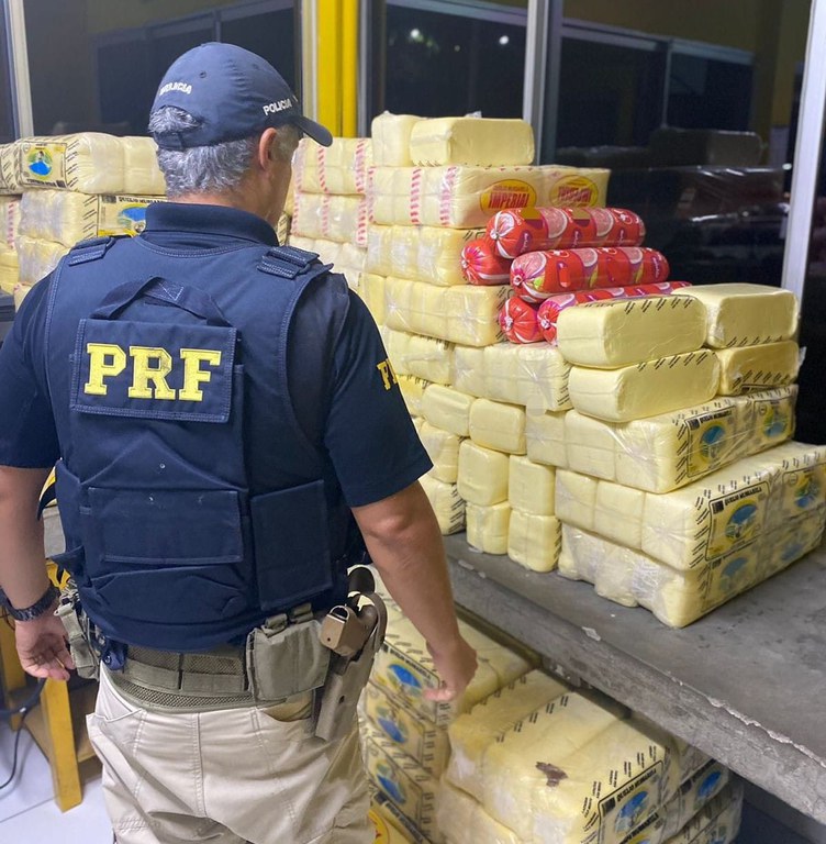 Carga de 900 Kg de queijo sem refrigeração e sem nota fiscal é apreendida pela PRF em Garanhuns