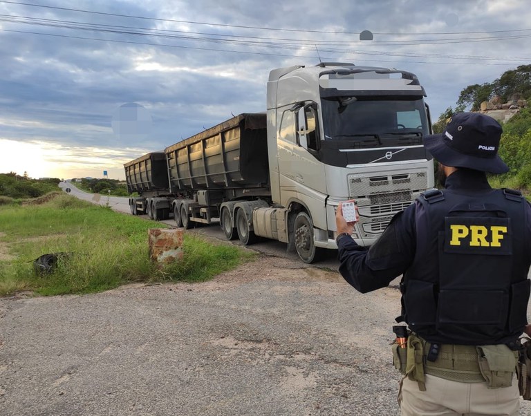 Carreta com 83 toneladas de gipsita irregular é retida pela PRF em Salgueiro