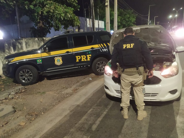 Homem aluga carro roubado com irmão e é detido pela PRF em Petrolina