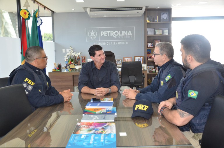 PRF realiza visita institucional à Prefeitura de Petrolina