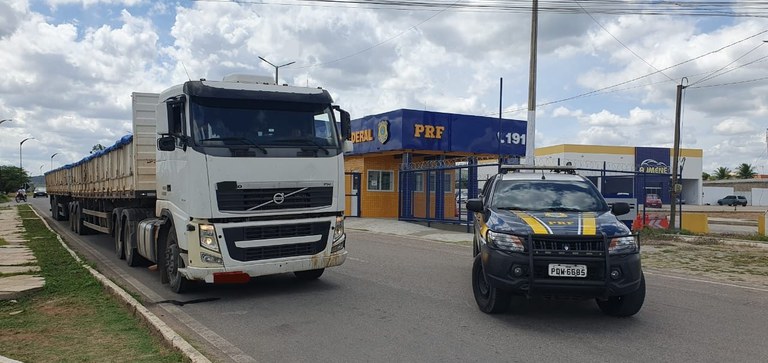 Caminhão com 50 toneladas de gipsita irregular é retido pela PRF em Ouricuri