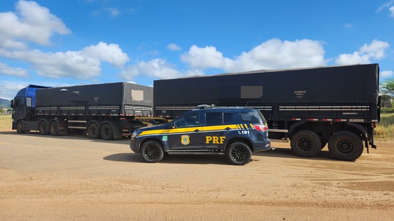 PRF apreende carga de 50 toneladas de farinha de trigo argentina com nota fiscal falsa em Serra Talhada