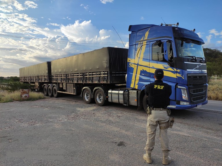 Carga de 78,6 toneladas de gipsita ilegal é apreendida pela PRF em Salgueiro