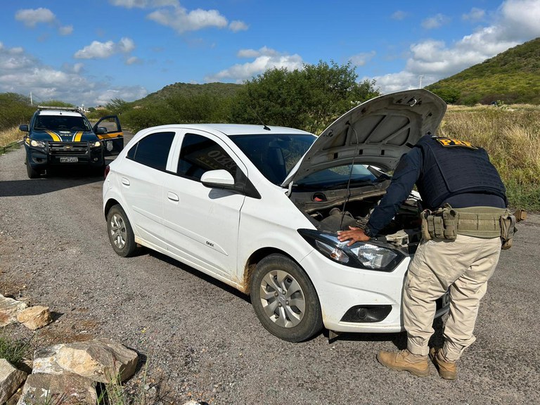 Homem troca cavalo por carro roubado e é detido pela PRF em Serra Talhada