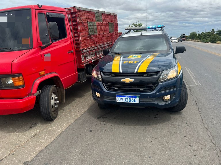 Motorista sem habilitação para dirigir caminhão é flagrado com rebites em Juazeiro