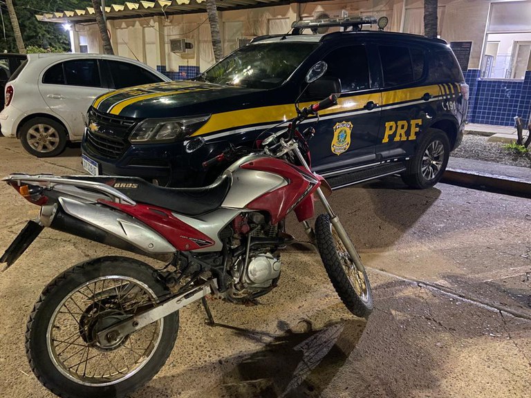 PRF apreende moto adulterada e detém condutor em Juazeiro