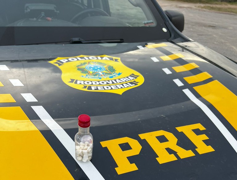 PRF autua motorista pelo porte de 54 comprimidos de rebite em Salgueiro