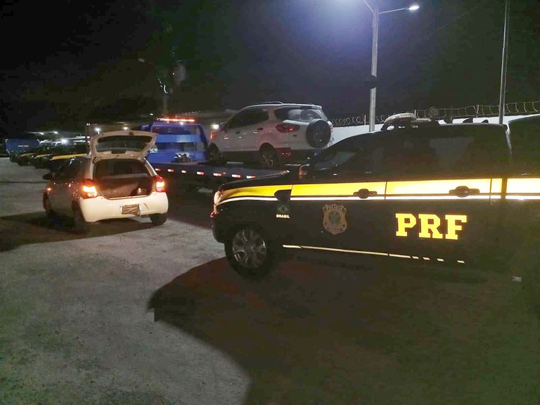 PRF recupera carros roubados e detém suspeito de assalto no Recife