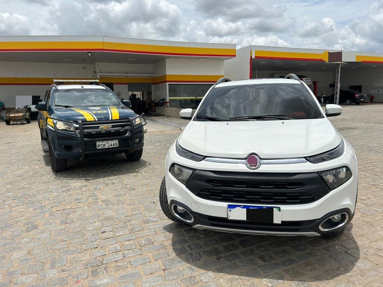 PRF recupera em Floresta caminhonete clonada com placas de veículo roubado