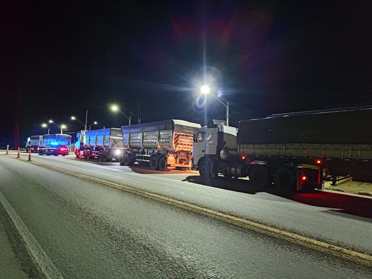 PRF retém cargas de milho com 123 toneladas de excesso de peso em Serra Talhada