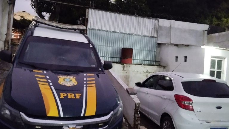Carro roubado em Caruaru é recuperado pela PC e PRF em Garanhuns