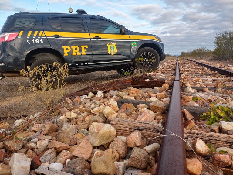 PRF detém trio suspeito de furtar trilhos de trem em Juazeiro