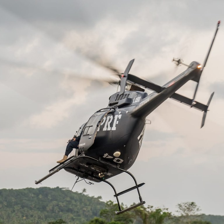 Idoso é resgatado de helicóptero após explosão de pneu em Suape