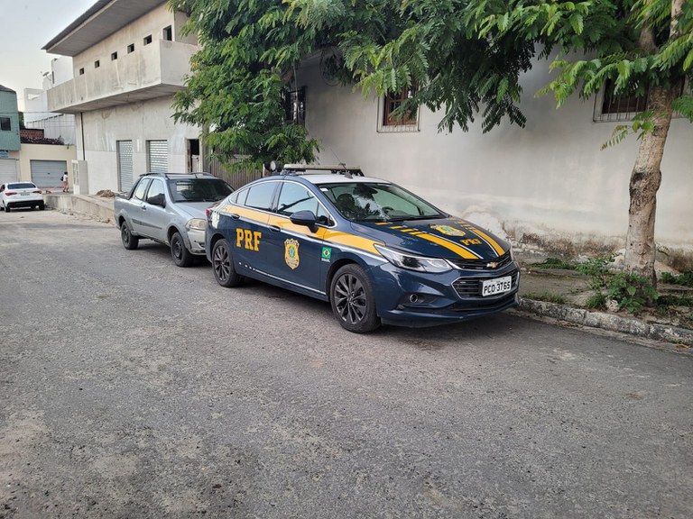 PRF descobre erro em placa e recupera caminhonete roubada em Jupi