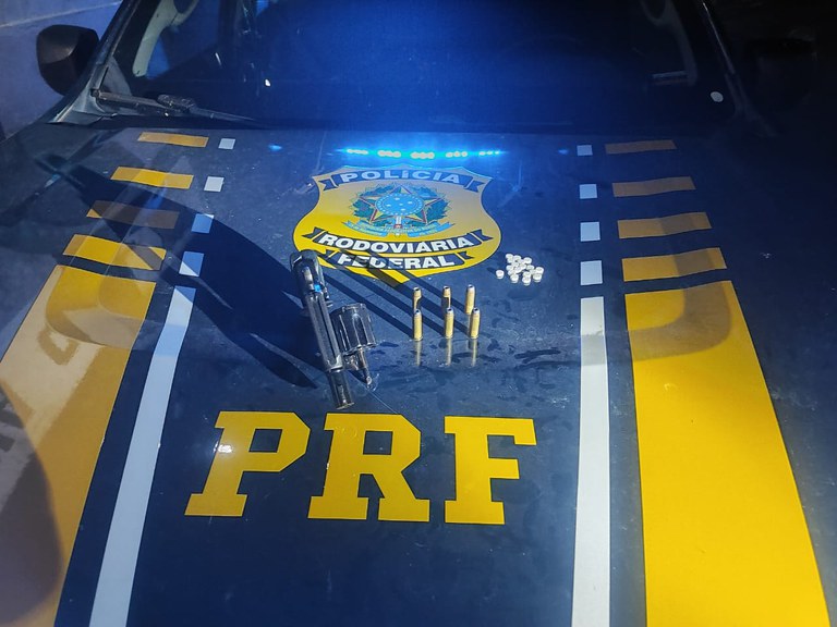 PRF detém motorista com arma e rebites no Piauí