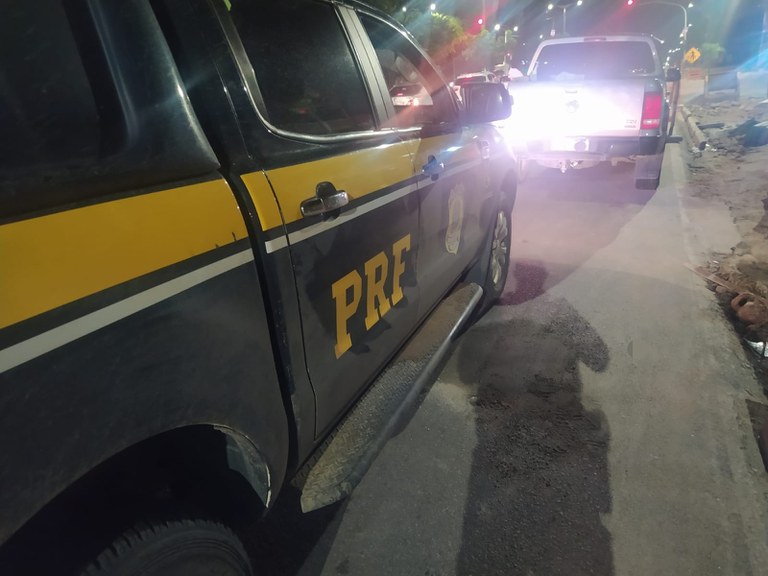 PRF detém trio em Abreu e Lima com caminhonete roubada em Caruaru