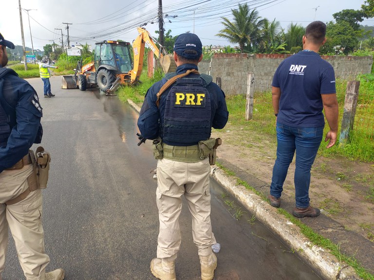 PRF participa de operação para remover construções irregulares na BR 101