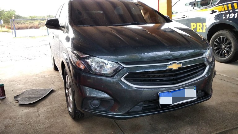 PRF recupera carro roubado e sem seguro em Serra Talhada