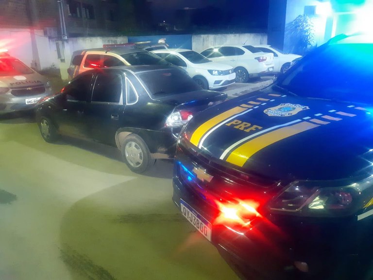 PRF recupera em Belo Jardim dois carros roubados no Recife
