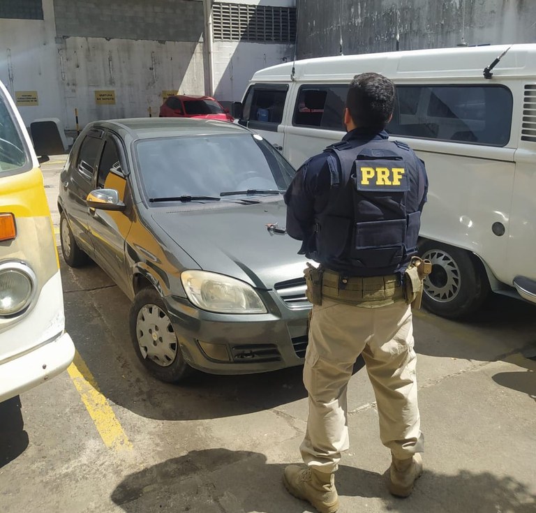 Após tentativa de fuga, PRF recupera carro roubado e detém passageiros no Recife
