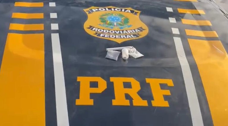 PRF autua caminhoneiros por porte de cocaína em Garanhuns