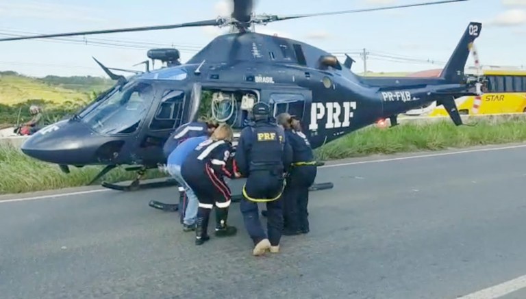 PRF e SAMU resgatam ciclista envolvido em colisão com carro em Igarassu