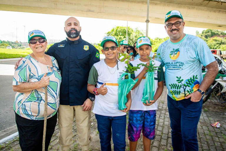 PRF participa da entrega de mil mudas de Pau-Brasil na BR 408