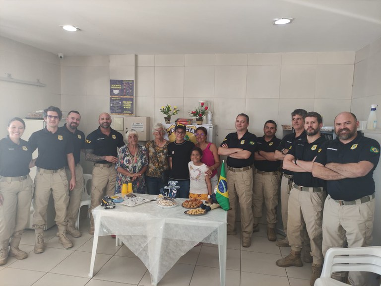 Adolescente realiza sonho de conhecer PRF e celebra aniversário com policiais em Recife