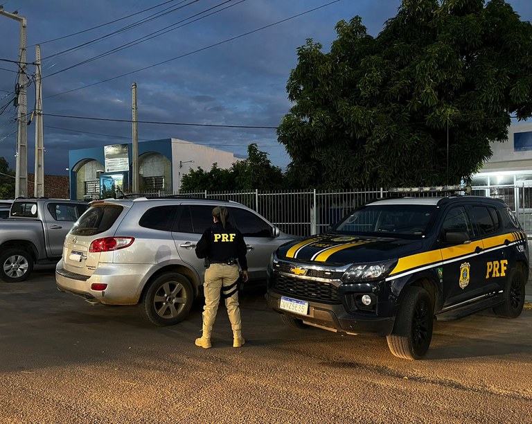 Após tentar fugir de abordagem, mulher é detida com carro clonado em Salgueiro