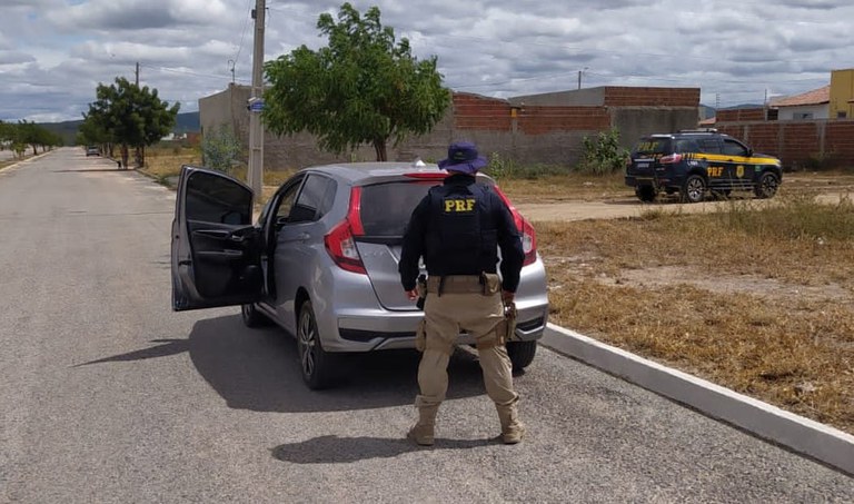 Após tentar fugir por 5 Km, homem é detido com carro clonado em Sertânia