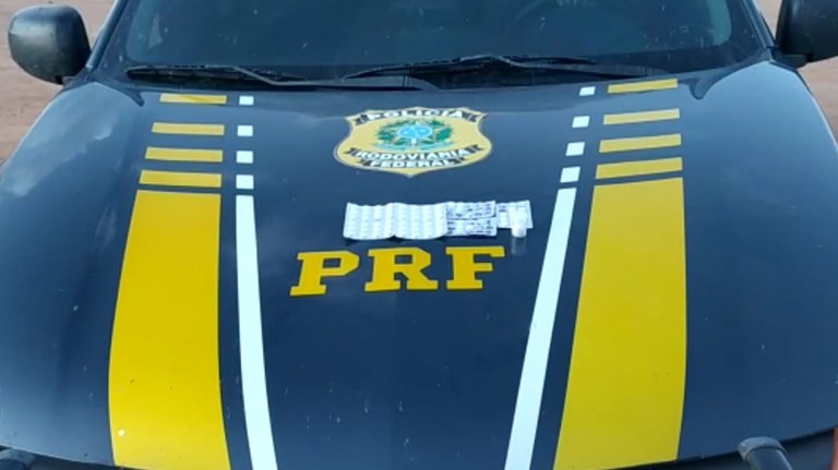 PRF apreende “rebites” em fundo falso de caminhão em Trindade