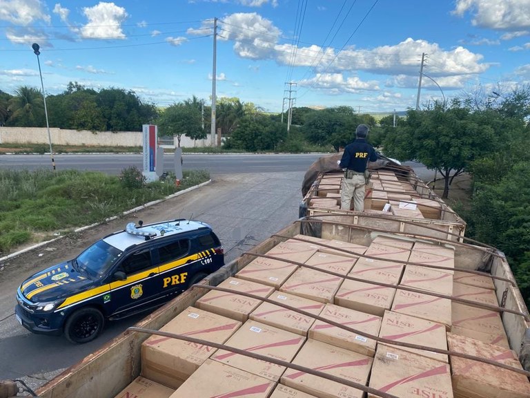 PRF apreende carga de cigarro chinês avaliada em mais de R$ 1 milhão em Juazeiro