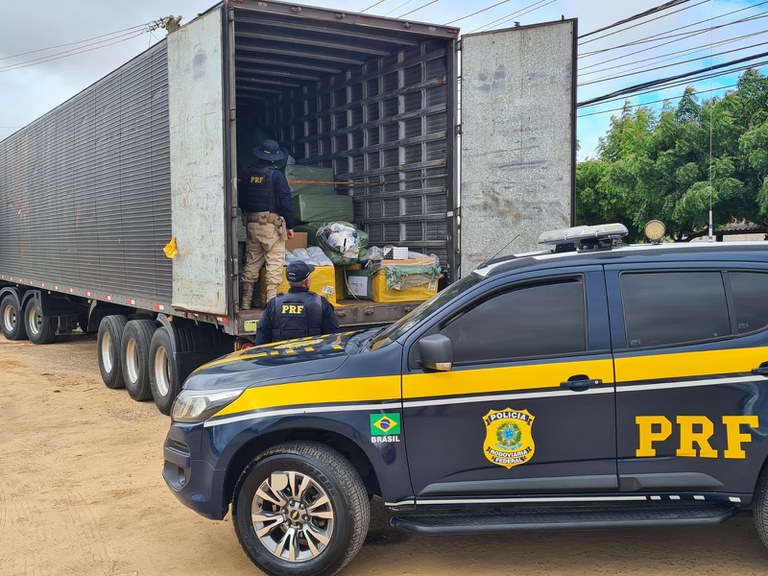 PRF apreende dois caminhões carregados com contrabando em Trindade e Petrolina