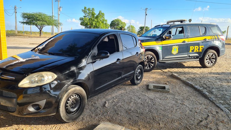 PRF detém em Cabrobó motorista que trocou carro por veículo roubado