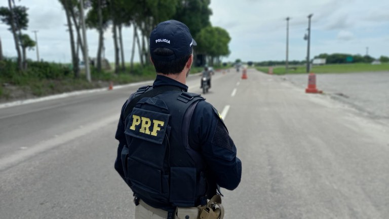 PRF detém homem com moto roubada e simulacro de pistola em Jaboatão dos Guararapes