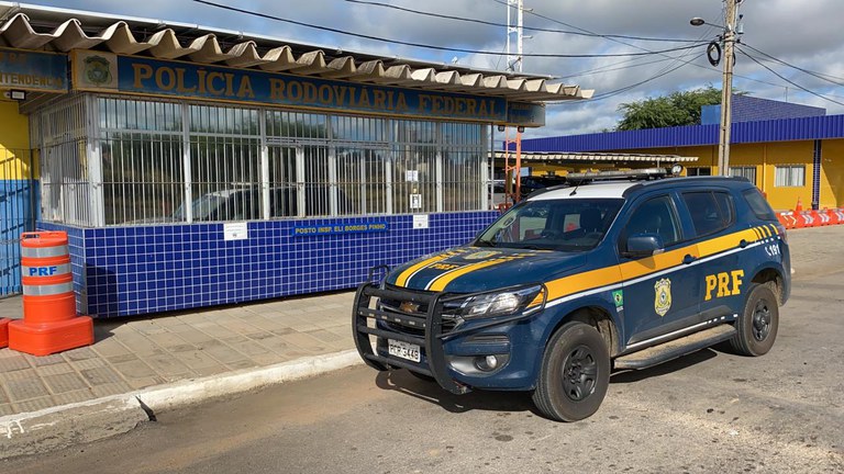 PRF detém suspeito de assalto após vítima transitar na contramão da BR 232, em Serra Talhada