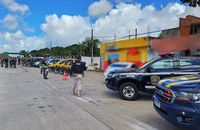 Foragidos da justiça são detidos em ônibus de torcedores na BR 101, em Goiana