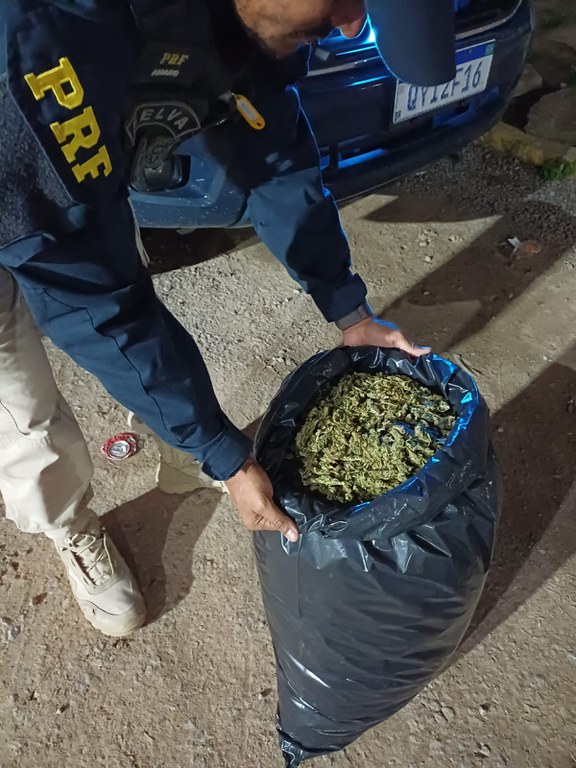 PRF detém dupla com 8 kg de maconha em Caruaru