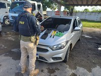 PRF detém homem com pistola, uniforme da polícia, touca balaclava e carro roubado no Recife