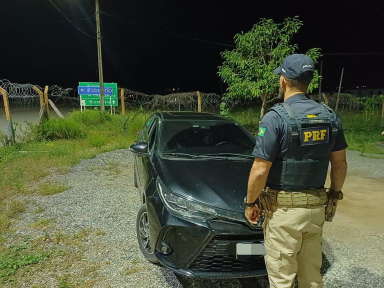 PRF detém dois homens com carro roubado em Flores