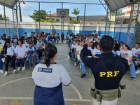 PRF leva orientações sobre trânsito seguro a jovens e adultos em ações do Maio Amarelo