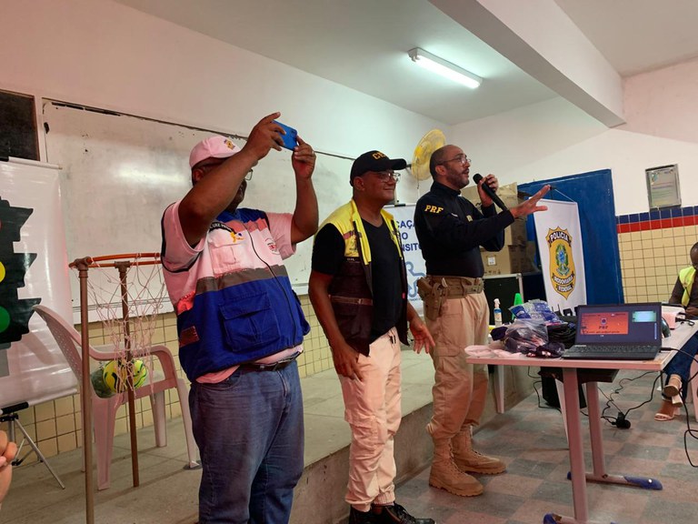 Órgãos de trânsito realizam ação educativa em escola de Igarassu