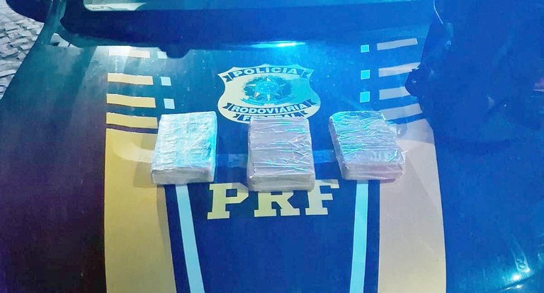 PRF apreende cocaína em mochila de passageiro de ônibus na BR 316