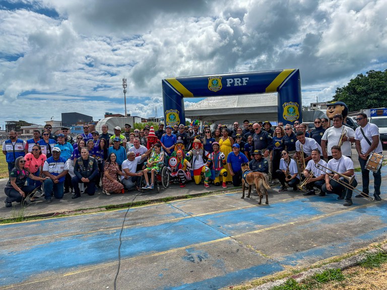 Crianças em tratamento contra o câncer viram PRFs por um dia no Recife