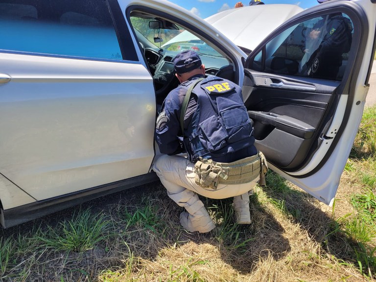 PRF Policial examinando veículo.jpeg