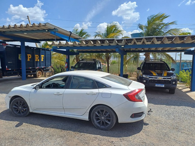 Carro roubado transportado em caminhão cegonha é recuperado pela PRF em Serra Talhada