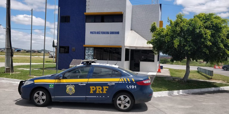 Veículo estava abandonado no momento em que foi encontrado pelos policiais